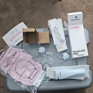 LIVORA Shaver and Exfoliating Mitt Set in BLUE